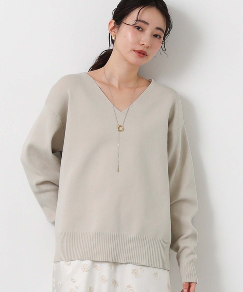 Gready Brilliant(グレディブリリアン)の「LU浅Vネック後スリットニット(ニット/セーター・レディース・黄緑系/グレイッシュベージュ・38)」の12枚目の写真