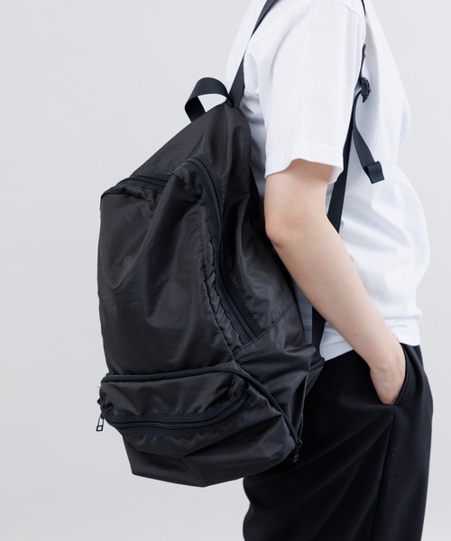 kuros'（クロス）の「【kuros’オリジナル】ダイヤリップパッカブルリュック　折り畳み収納可　日本製（バックパック/リュック・レディース・ブラック/グレー・FREE）」の11枚目の写真