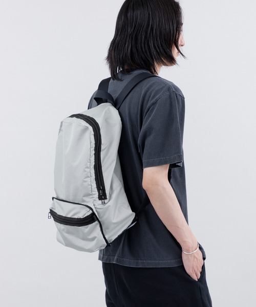 kuros'（クロス）の「【kuros’オリジナル】ダイヤリップパッカブルリュック　折り畳み収納可　日本製（バックパック/リュック・レディース・ブラック/グレー・FREE）」の14枚目の写真