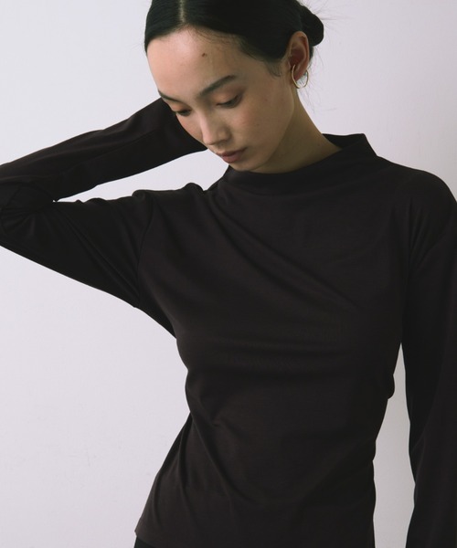 kiehtova（キエトヴァ）の「【kiehtova】BACK SLIT TOPS/バックスリットトップス（Tシャツ/カットソー・レディース・ベージュ/ダークパープル/ブラック・FREE）」の3枚目の写真