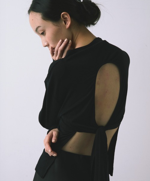 kiehtova（キエトヴァ）の「【kiehtova】BACK SLIT TOPS/バックスリットトップス（Tシャツ/カットソー・レディース・ベージュ/ダークパープル/ブラック・FREE）」の2枚目の写真