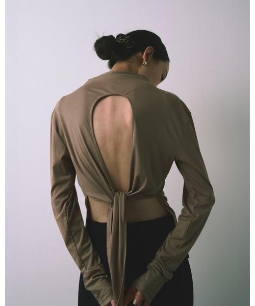 kiehtova（キエトヴァ）の「【kiehtova】BACK SLIT TOPS/バックスリットトップス（Tシャツ/カットソー・レディース・ベージュ/ダークパープル/ブラック・FREE）」の6枚目の写真