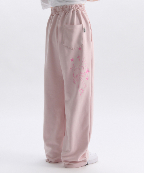 ambler（エムブラー）の「Angel And Ribbon アンジュ アンド リボン刺繍ピンタック2WAYワイドトレーニングスウェットパンツAP1002（ピンク）（スウェットパンツ・レディース・その他・SMALL/MEDIUM/LARGE）」の4枚目の写真