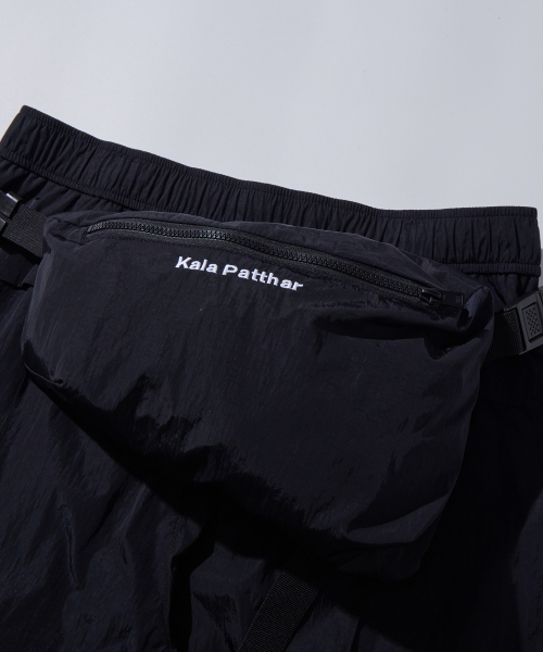 KALAPATTHAR(カラパタール)の「ナイロン ホログラフィック デタッチャブル ショーツ - ブラック(その他パンツ・メンズ・その他・MEDIUM/LARGE/X-LARGE)」の3枚目の写真