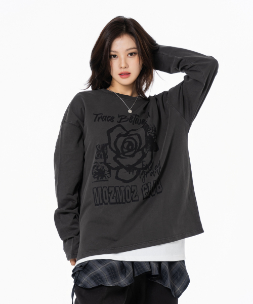MOZMOZ(モズモズ)の「ローズペタルグラフィックピグメントロングスリーブチャコール(Tシャツ/カットソー・レディース・その他・1/2/3)」の2枚目の写真