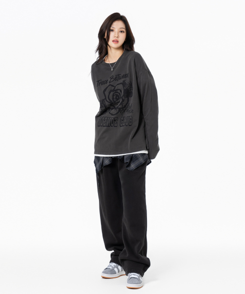 MOZMOZ(モズモズ)の「ローズペタルグラフィックピグメントロングスリーブチャコール(Tシャツ/カットソー・レディース・その他・1/2/3)」の3枚目の写真