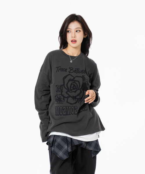 MOZMOZ(モズモズ)の「ローズペタルグラフィックピグメントロングスリーブチャコール(Tシャツ/カットソー・レディース・その他・1/2/3)」の4枚目の写真