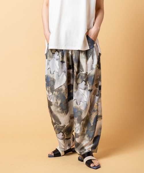 OSMOSIS(オズモーシス)の「プリントタックパンツ(その他パンツ・レディース・ブラウン/グレー・ONE SIZE)」の2枚目の写真