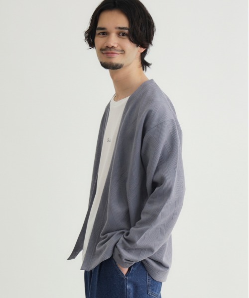 Right-on(ライトオン)の「PLUS ONE(プラスワン)ジャガード長袖カーディガンロゴプリントTシャツセット(カーディガン/ボレロ・メンズ・ベージュ/ダークグレー/サックスブルー・S/L/XL/M)」の13枚目の写真