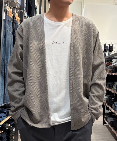 Right-on(ライトオン)の「PLUS ONE(プラスワン)ジャガード長袖カーディガンロゴプリントTシャツセット(カーディガン/ボレロ・メンズ・ベージュ/ダークグレー/サックスブルー・S/L/XL/M)」の9枚目の写真