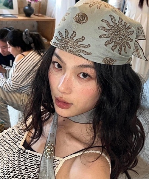 VIBGYOR（ヴィブジョー）の「【LAMPOON】太陽スカーフ（バンダナ/スカーフ・レディース・カーキ/ベージュ・FREE）」の2枚目の写真