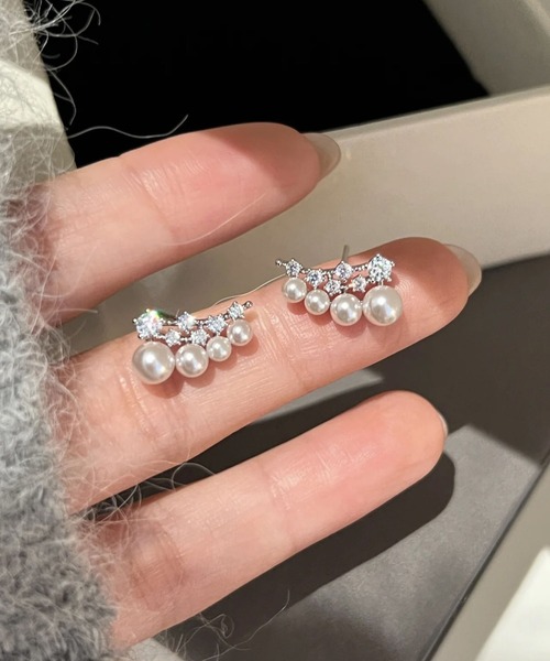 LA VORAGINE(ラ ヴォラジネ)の「4 粒パール ジルコニア アーチ型 ピアス ゴールド 金属アレルギー対応(ピアス(両耳用)・レディース・ゴールド/シルバー・FREE)」の12枚目の写真
