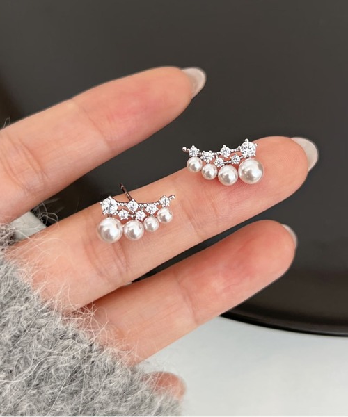 LA VORAGINE(ラ ヴォラジネ)の「4 粒パール ジルコニア アーチ型 ピアス ゴールド 金属アレルギー対応(ピアス(両耳用)・レディース・ゴールド/シルバー・FREE)」の11枚目の写真