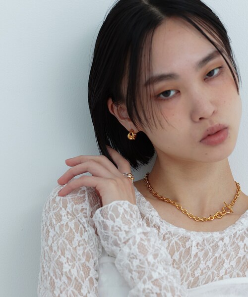COCOSHNIK ONKITSCH(ココシュニックオンキッチュ)の「シルバー スモールフープ ノットピアス GP(ピアス(両耳用)・レディース・クリア・00)」の4枚目の写真