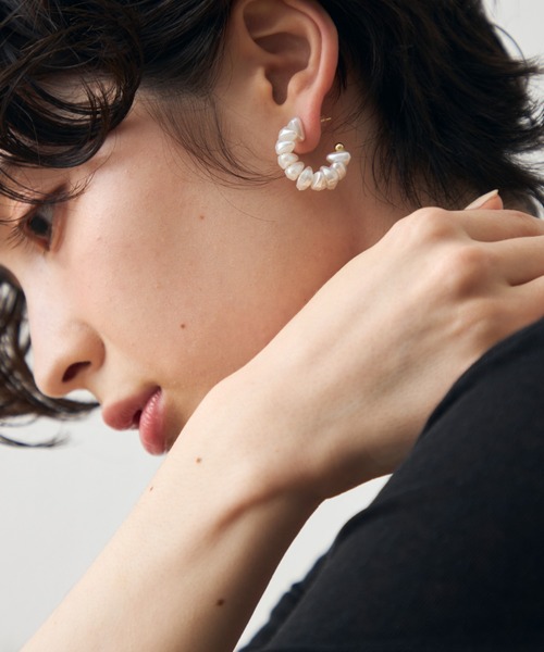 Trish(トリッシュ)の「パールライクハーフフープピアス(ピアス(両耳用)・レディース・ホワイト・FREE)」の3枚目の写真