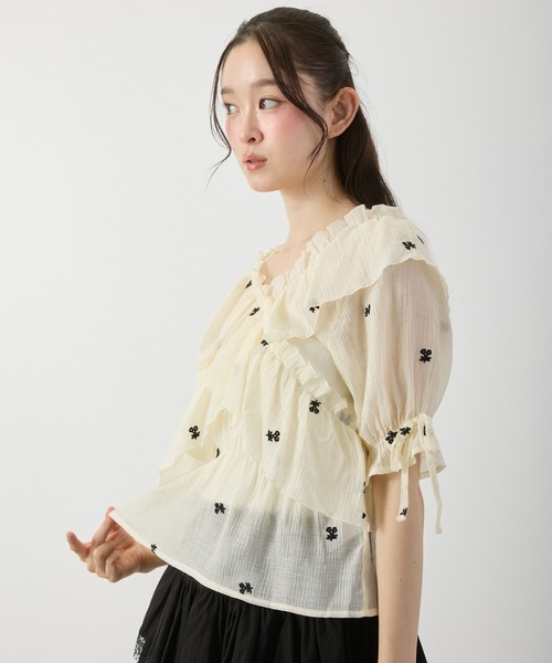 P.V.T（ピーブイティー）の「シア-花柄刺繍フリルブラウス（シャツ/ブラウス・レディース・アイボリー/ブラック・M）」の3枚目の写真