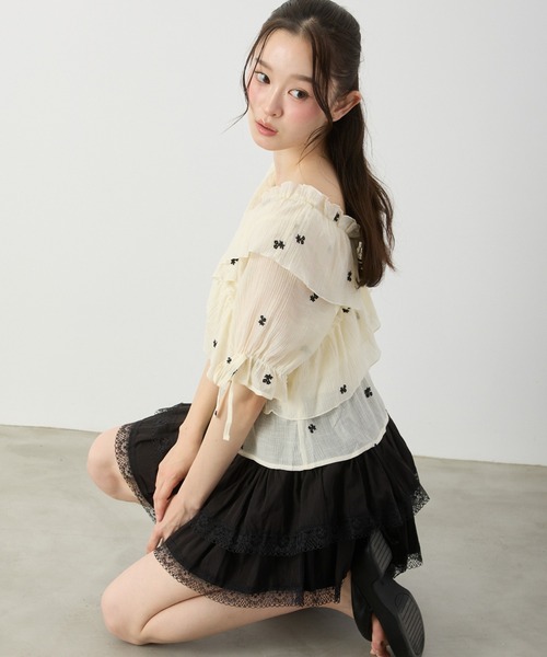 P.V.T（ピーブイティー）の「シア-花柄刺繍フリルブラウス（シャツ/ブラウス・レディース・アイボリー/ブラック・M）」の4枚目の写真