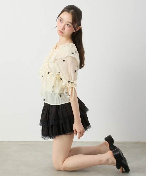 P.V.T（ピーブイティー）の「シア-花柄刺繍フリルブラウス（シャツ/ブラウス・レディース・アイボリー/ブラック・M）」の5枚目の写真