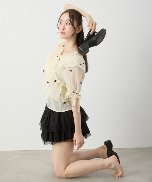 P.V.T（ピーブイティー）の「シア-花柄刺繍フリルブラウス（シャツ/ブラウス・レディース・アイボリー/ブラック・M）」の7枚目の写真