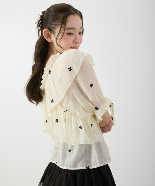 P.V.T（ピーブイティー）の「シア-花柄刺繍フリルブラウス（シャツ/ブラウス・レディース・アイボリー/ブラック・M）」の8枚目の写真