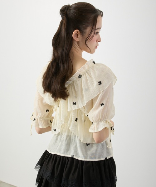 P.V.T（ピーブイティー）の「シア-花柄刺繍フリルブラウス（シャツ/ブラウス・レディース・アイボリー/ブラック・M）」の9枚目の写真