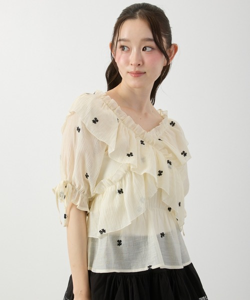 P.V.T（ピーブイティー）の「シア-花柄刺繍フリルブラウス（シャツ/ブラウス・レディース・アイボリー/ブラック・M）」の10枚目の写真