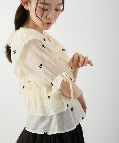 P.V.T（ピーブイティー）の「シア-花柄刺繍フリルブラウス（シャツ/ブラウス・レディース・アイボリー/ブラック・M）」の11枚目の写真