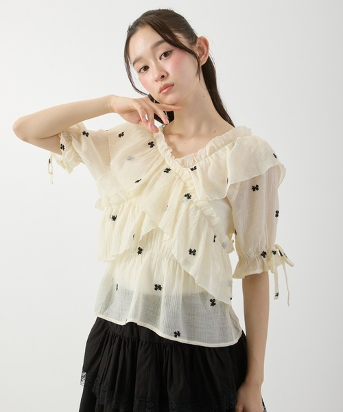 P.V.T（ピーブイティー）の「シア-花柄刺繍フリルブラウス（シャツ/ブラウス・レディース・アイボリー/ブラック・M）」の12枚目の写真