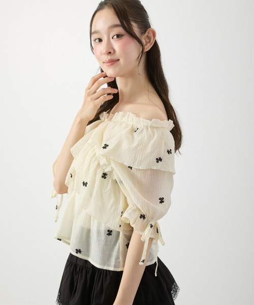 P.V.T（ピーブイティー）の「シア-花柄刺繍フリルブラウス（シャツ/ブラウス・レディース・アイボリー/ブラック・M）」の13枚目の写真