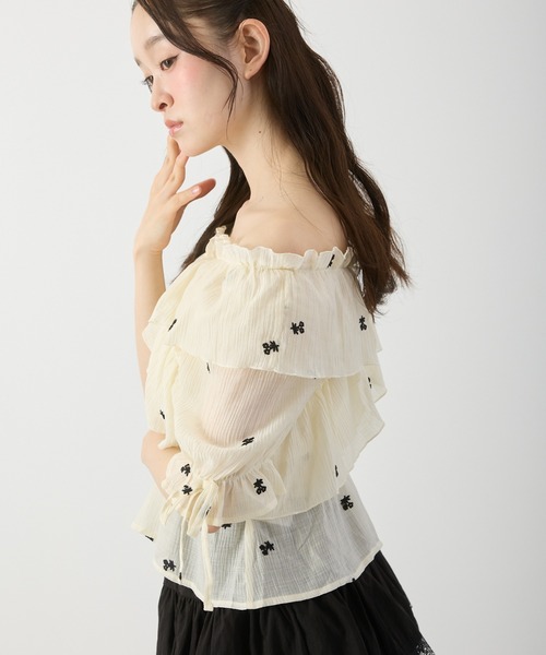 P.V.T（ピーブイティー）の「シア-花柄刺繍フリルブラウス（シャツ/ブラウス・レディース・アイボリー/ブラック・M）」の15枚目の写真