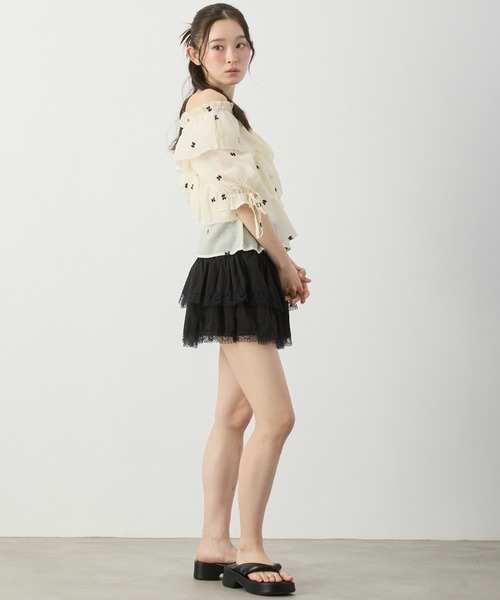 P.V.T（ピーブイティー）の「シア-花柄刺繍フリルブラウス（シャツ/ブラウス・レディース・アイボリー/ブラック・M）」の16枚目の写真