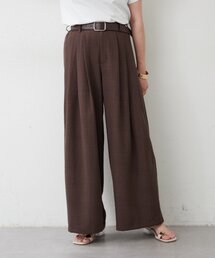 穿くだけで美脚が叶う、洗練タックパンツ