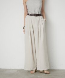 穿くだけで美脚が叶う、洗練タックパンツ