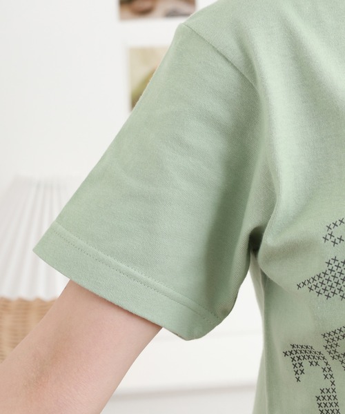 &soiree(アンドソワレ)の「&soiree 【シルエット選べる2サイズ】クロスステッチ風Tシャツ 半袖(Tシャツ/カットソー・レディース・セージグリーン/ホワイト/アッシュ・M/F)」の10枚目の写真