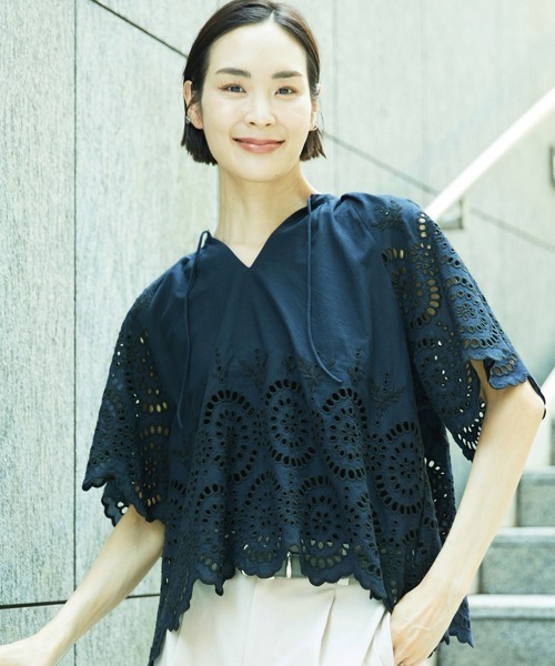 MICHEL KLEIN(ミッシェル・クラン)の「スカラップレースブラウス(シャツ/ブラウス・レディース・ネイビー/ホワイト・38)」の2枚目の写真