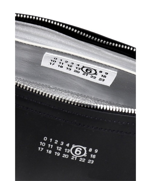 MM6 Maison Margiela(エムエムシックス メゾン マルジェラ)の「NEW BAULETTO J MEDIUM(ハンドバッグ・メンズ・ブラック・UNI)」の4枚目の写真