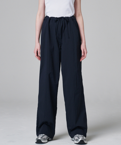 MALOUPE(マロップ)の「2162 軽量ナイロンワイドパンツ(ネイビー)(その他パンツ・レディース・ネイビー・MEDIUM/SMALL)」の1枚目の写真