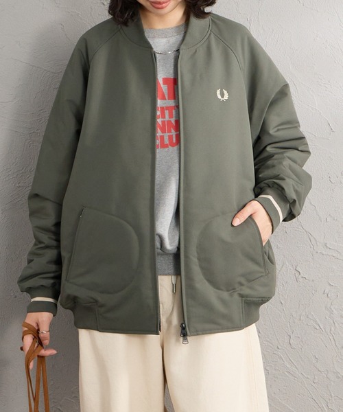 FRED PERRY（フレッドペリー）の「【WEB先行予約】[FRED PERRY/フレッドペリー] 別注 テニスボンバージャケット（ブルゾン・レディース・ダークグリーン/ブラック・S/M/XL/L）」の2枚目の写真