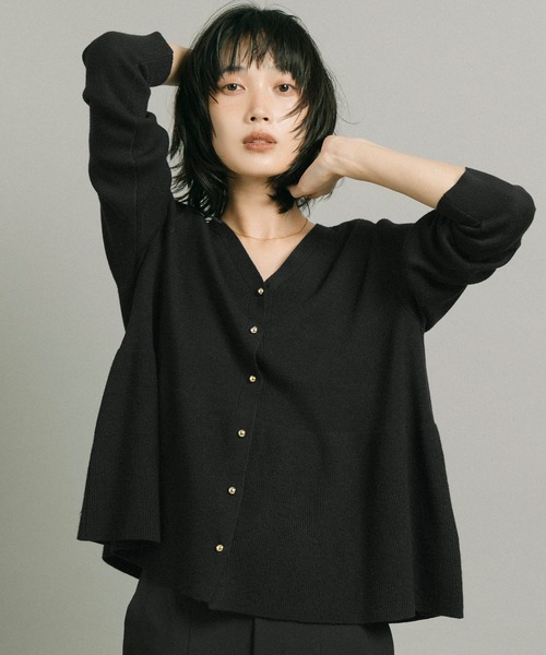 coca(coca)(コカ)の「金ボタンVネック ペプラムカーディガン(カーディガン/ボレロ・レディース・グレー/ブラック・M/S/L)」の1枚目の写真
