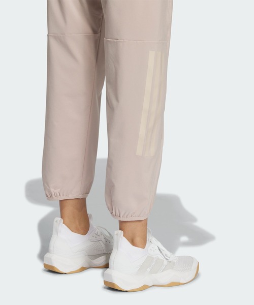 adidas(アディダス)の「トレーニング エッセンシャルズ プラス ルーズフィット ストレッチ ウーブン 9/10 テーパード パンツ / アディダス adidas(スウェットパンツ・レディース・ベージュ・X-LARGE/SMALL/MEDIUM/LARGE/XX-LARGE)」の4枚目の写真