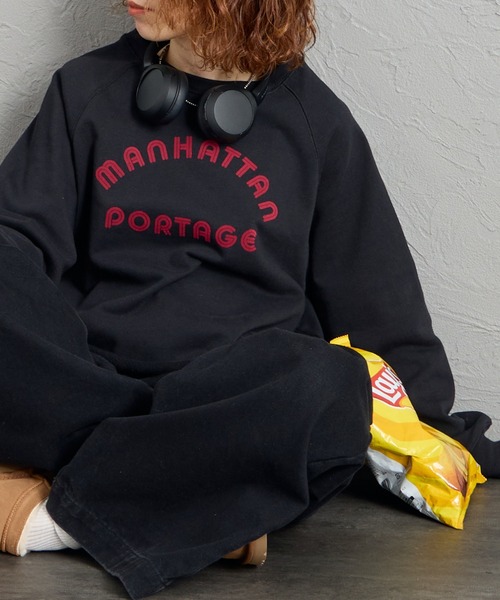 Manhattan Portage（マンハッタンポーテージ）の「[MANHATTAN PORTAGE/マンハッタンポーテージ] 別注 カレッジロゴ ショート丈カットオフスウェット（スウェット・レディース・ピンク/ワイン/ブラック/アイボリー・F）」の3枚目の写真