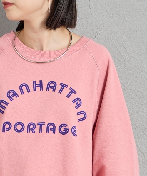 Manhattan Portage（マンハッタンポーテージ）の「[MANHATTAN PORTAGE/マンハッタンポーテージ] 別注 カレッジロゴ ショート丈カットオフスウェット（スウェット・レディース・ピンク/ワイン/ブラック/アイボリー・F）」の14枚目の写真