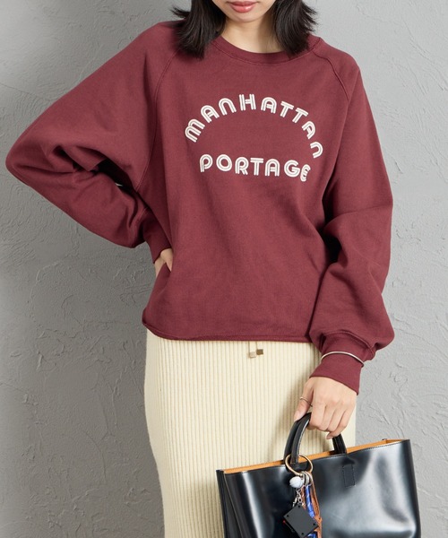Manhattan Portage（マンハッタンポーテージ）の「[MANHATTAN PORTAGE/マンハッタンポーテージ] 別注 カレッジロゴ ショート丈カットオフスウェット（スウェット・レディース・ピンク/ワイン/ブラック/アイボリー・F）」の17枚目の写真