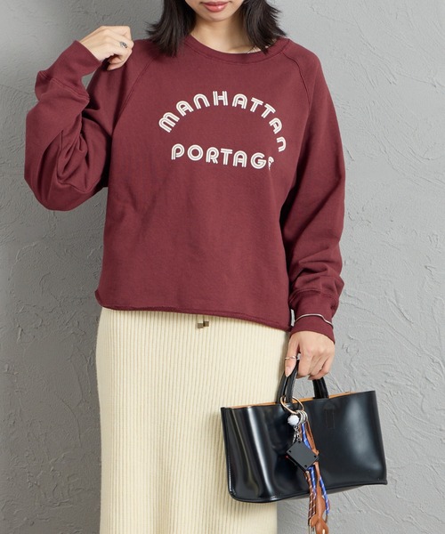 Manhattan Portage（マンハッタンポーテージ）の「[MANHATTAN PORTAGE/マンハッタンポーテージ] 別注 カレッジロゴ ショート丈カットオフスウェット（スウェット・レディース・ピンク/ワイン/ブラック/アイボリー・F）」の18枚目の写真