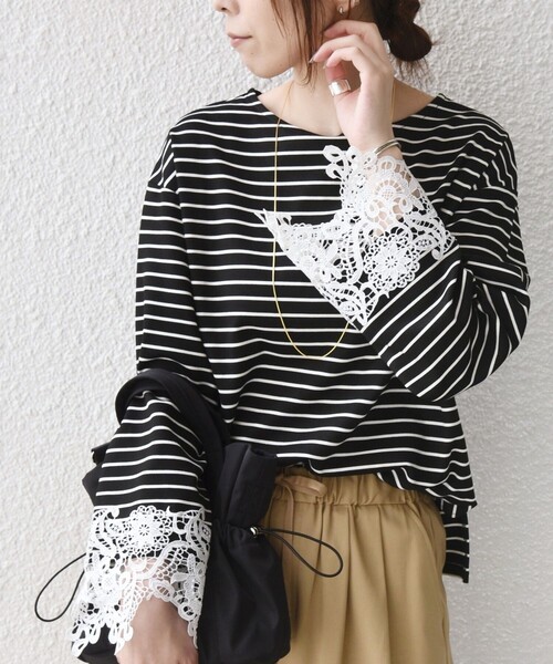 SHIPS Colors(シップス カラーズ)の「【WEB限定】〈手洗い可能〉ボーダー ポンチ レースカフス トップス◇(Tシャツ/カットソー・レディース・オフホワイト/ブラック・ONE SIZE)」の1枚目の写真