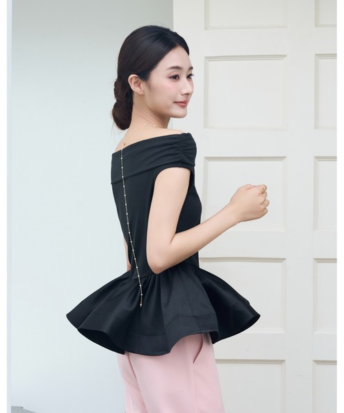 BIRTHDAY BASH（バースデイバッシュ）の「OFF SHOULDER DOCKING TOPS（オフショルダードッキングトップス）（Tシャツ/カットソー・レディース・ホワイト/ブラック・FREE）」の3枚目の写真