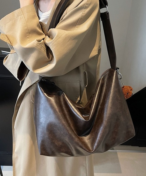 florist(フローリスト)の「【A4収納・チャーム付き】2WAY レザーライクワイドショルダーバッグ(ショルダーバッグ・レディース・ブラック/キャメル/モカ・FREE)」の3枚目の写真