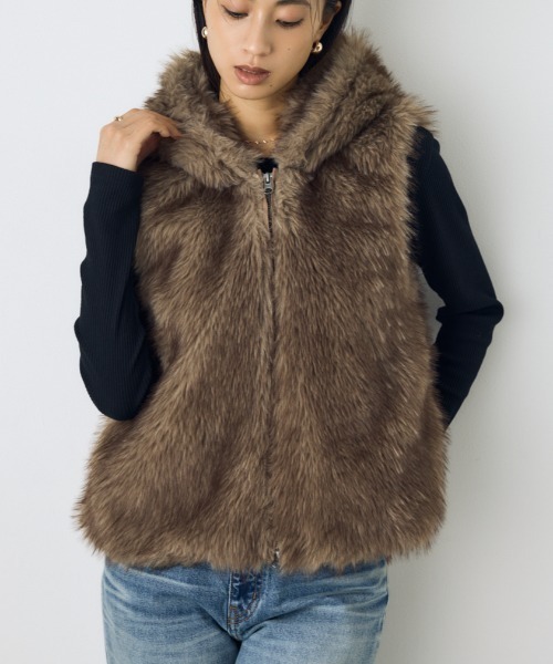AZUL by moussy(アズールバイマウジー)の「ミックスフードファーベスト 秋服 冬服(ベスト・レディース・ベージュ/ブラウン・FREE)」の1枚目の写真