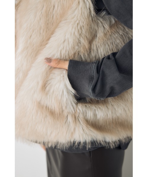 AZUL by moussy(アズールバイマウジー)の「ミックスフードファーベスト 秋服 冬服(ベスト・レディース・ベージュ/ブラウン・FREE)」の19枚目の写真