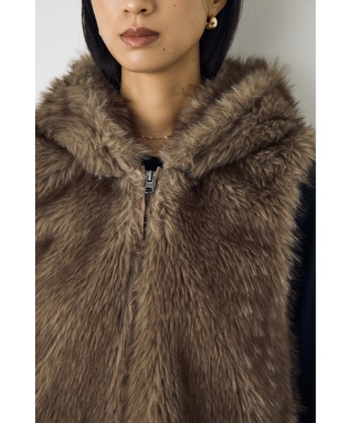 AZUL by moussy(アズールバイマウジー)の「ミックスフードファーベスト 秋服 冬服(ベスト・レディース・ベージュ/ブラウン・FREE)」の5枚目の写真